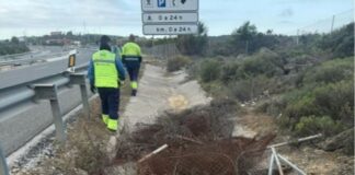Comienza la retirada de la valla antigua por el entorno de la AP7 vallas ap7