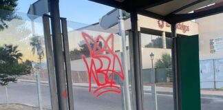 Limpieza de marquesinas por todo el término municipal pintada marquesinas