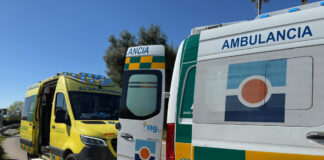 Apuñalamiento mortal en la ctra de Manilva con un detenido ambulancias en el lugar de los hechos