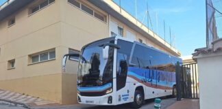 Familias de niños con discapacidad denuncian el despido de una monitora por motivos políticos autobus Aprona