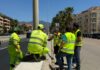 Se pone fin a un problema histórico del alumbrado en la A-7 a su paso por Sabinillas Trabajadores y técnicos con chalecos reflectantes conversan junto a una carretera urbana