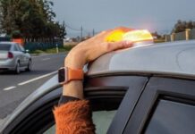 La DGT ya multa por no llevar la baliza V16 y conviene comprobar si tu coche de alquiler la lleva Luz de emergencias