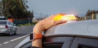 La DGT ya multa por no llevar la baliza V16 y conviene comprobar si tu coche de alquiler la lleva Luz de emergencias