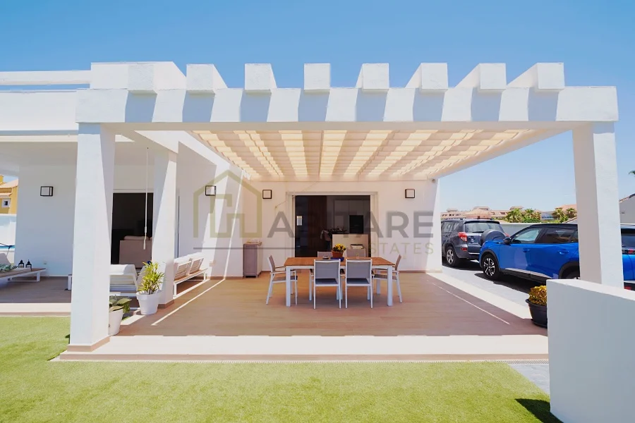 Chalet / Villa en venta en San Luis de Sabinillas, 5 dormitorios