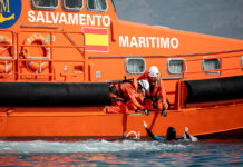 Rescatados tres bañistas arrastrados mar adentro en una tabla de paddle surf en Punta Chullera