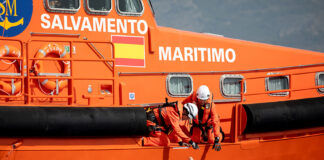 Rescatados tres bañistas arrastrados mar adentro en una tabla de paddle surf en Punta Chullera