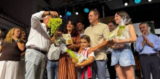 Nieves Rojas se lleva el primer premio del Concurso de Racimos de Uva de la Vendimia de Manilva con un ejemplar de más de dos kilos Nieves Vázquez - concurso de racimos