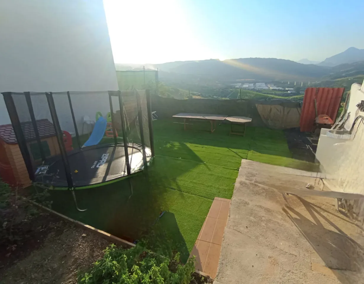 Amplia casa de 3 Habitaciones con terrazas en el corazón de Manilva