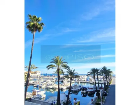 Amplio garaje privado para 2 coches en el corazon del puerto de la Duquesa
