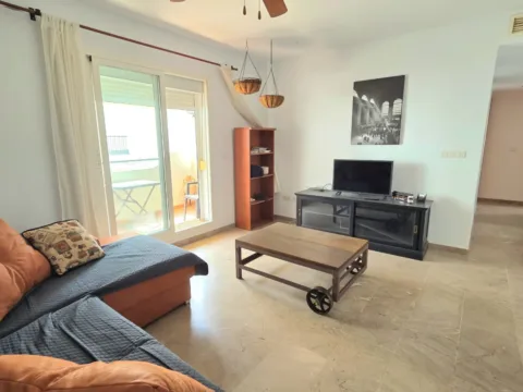 Amplio piso de 3 habitaciones con terraza en el corazon de Manilva