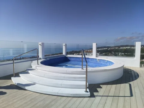 Apartamento a estrenar de 2 habitaciones y azotea comunitaria con jacuzzi y preciosas vistas al mar, La Duquesa-Manilva