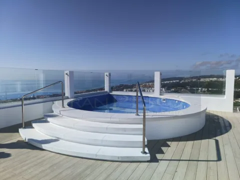Apartamento a estrenar de 2 habitaciones y azotea comunitaria con jacuzzi y preciosas vistas al mar, La Duquesa-Manilva