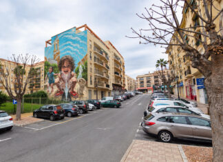 Los vecinos de Sabinillas Playa lamentan la pérdida del aparcamiento y del mural proyectado para su fachada fachada Sabinillas Playa