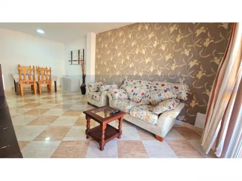 Luminoso apartamento con 2 habitaciones y garaje a solo 600 metros de la playa en el centro de Sabinillas,
