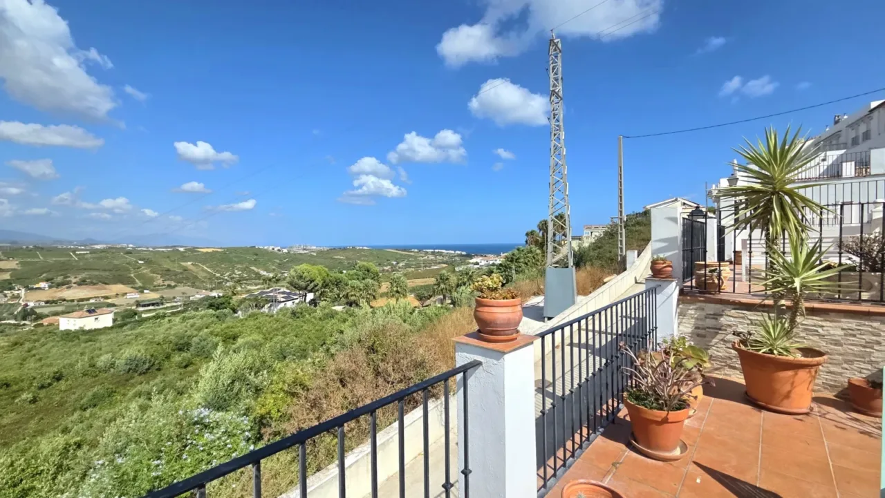 Magnífica Casa adosada de 2 habitaciones y amplia terraza con vistas increíbles al mar y la sierra en Manilva