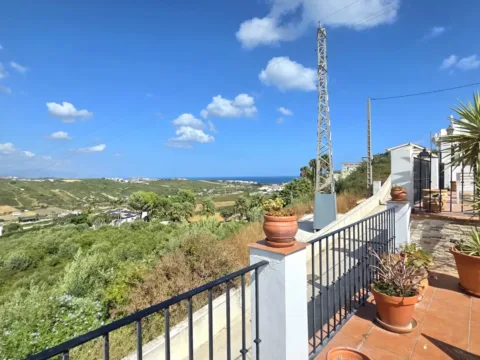 Magnífica Casa adosada de 2 habitaciones y amplia terraza con vistas increíbles al mar y la sierra en Manilva