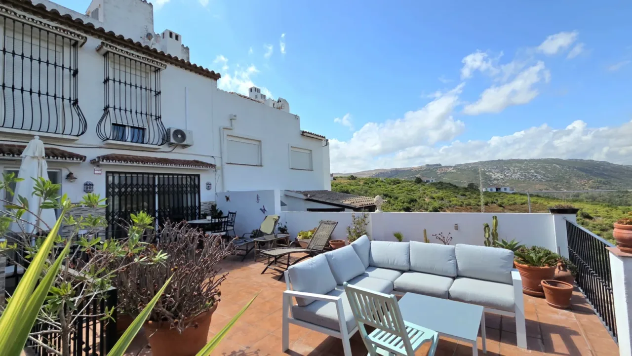 Magnífica Casa adosada de 2 habitaciones y amplia terraza con vistas increíbles al mar y la sierra en Manilva