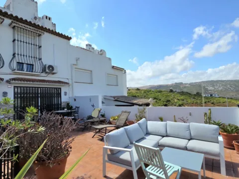 Magnífica Casa adosada de 2 habitaciones y amplia terraza con vistas increíbles al mar y la sierra en Manilva