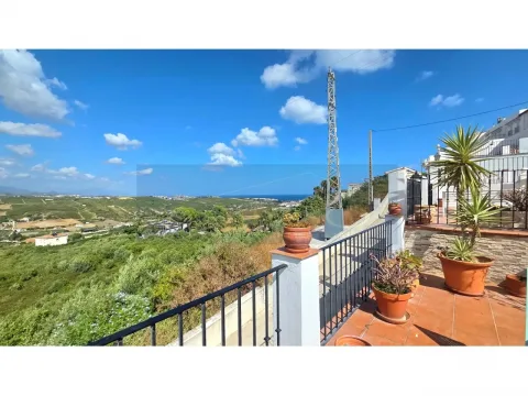 Magnífica Casa adosada de 2 habitaciones y amplia terraza con vistas increíbles al mar y la sierra en Manilva