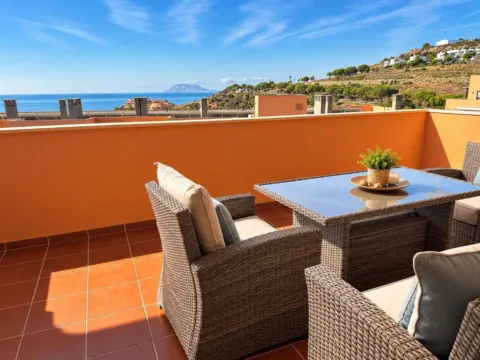 Magnífico apartamento con vistas al mar en Rock Bay II