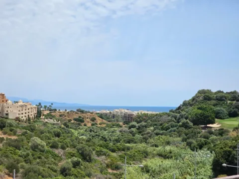 Magnífico apartamento de 2 dormitorios con vistas al mar y terraza de 18 m² – Duquesa Village