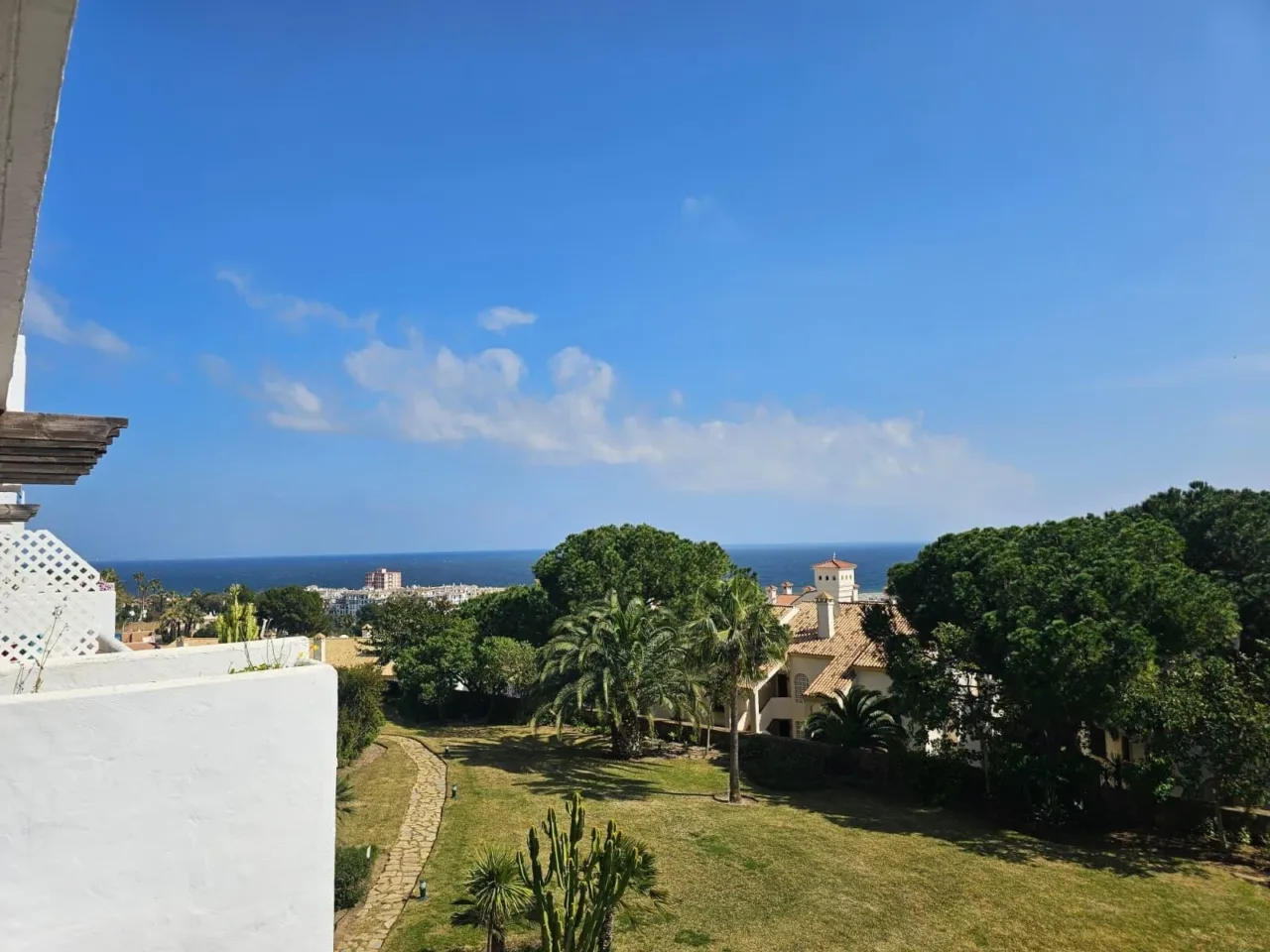 Apartamento de 2 dormitorios con terraza y vistas laterales al mar cerca del Puerto de La Duquesa
