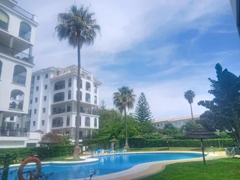 Exclusivo bajo en Marina de la Duquesa con gran terraza