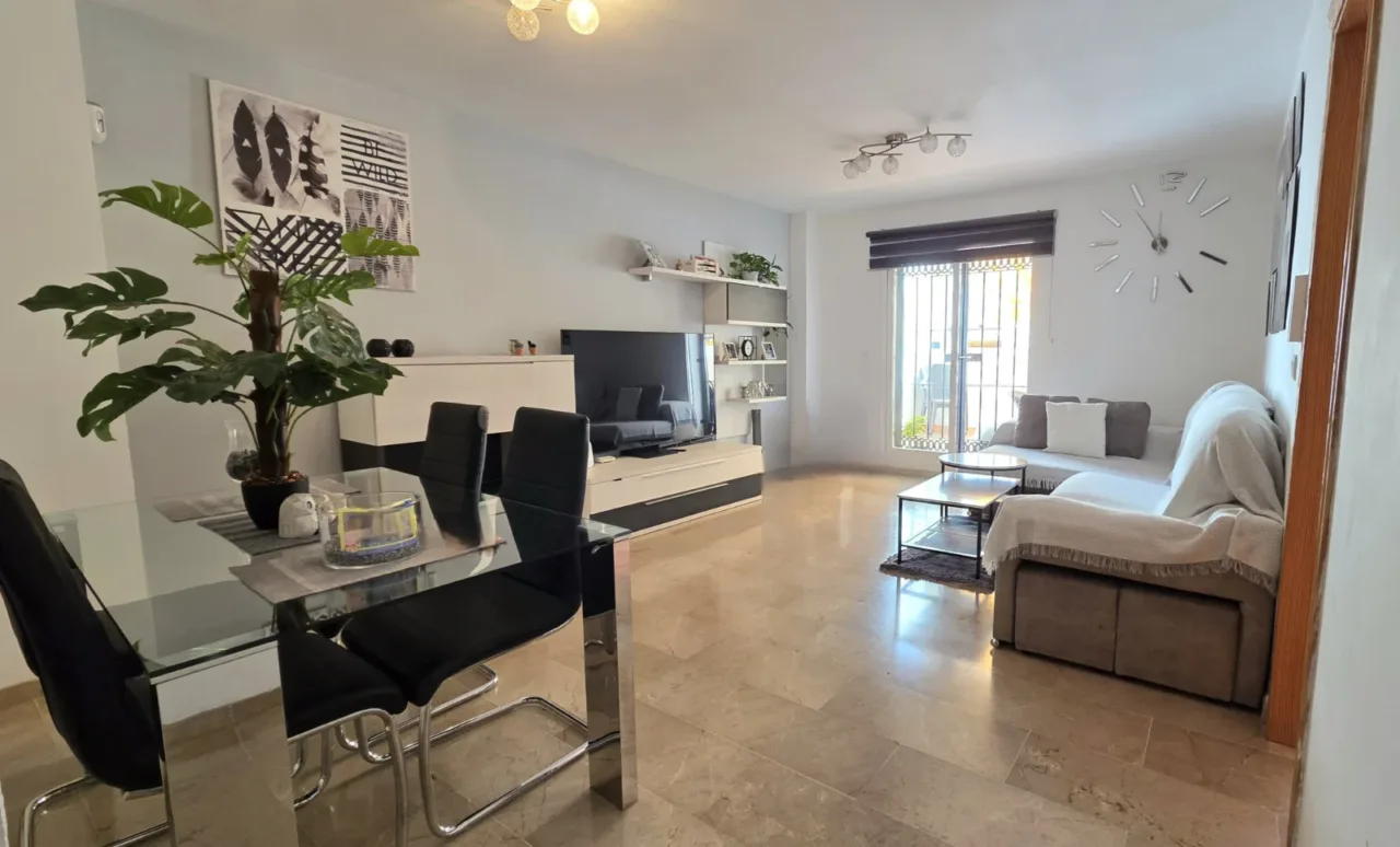 Planta Baja con 2 habitaciones y amplia terraza en el corazon de Manilva