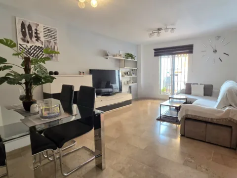 Planta Baja con 2 habitaciones y amplia terraza en el corazon de Manilva