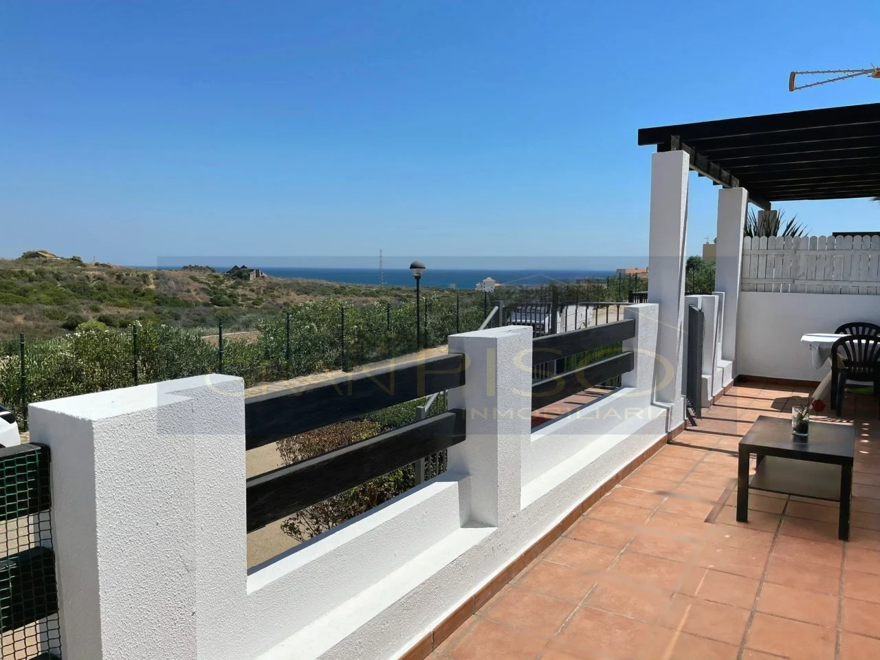 Precioso apartamento con amplia terraza con vistas al mar en Manilva