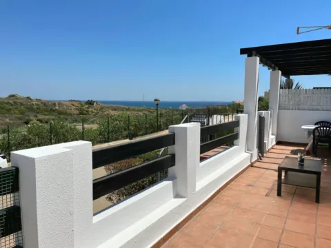 Precioso apartamento con amplia terraza con vistas al mar en Manilva